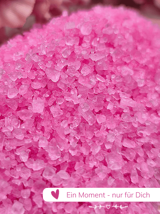 Süße, sonnengereifte Erdbeere tanzt
 auf prickelnder Champagner-Note. Handgemachtes Badesalz Erdbeer-Champagner – nachhaltiges, aromatisches Badegeschenk für Entspannung und Wellness