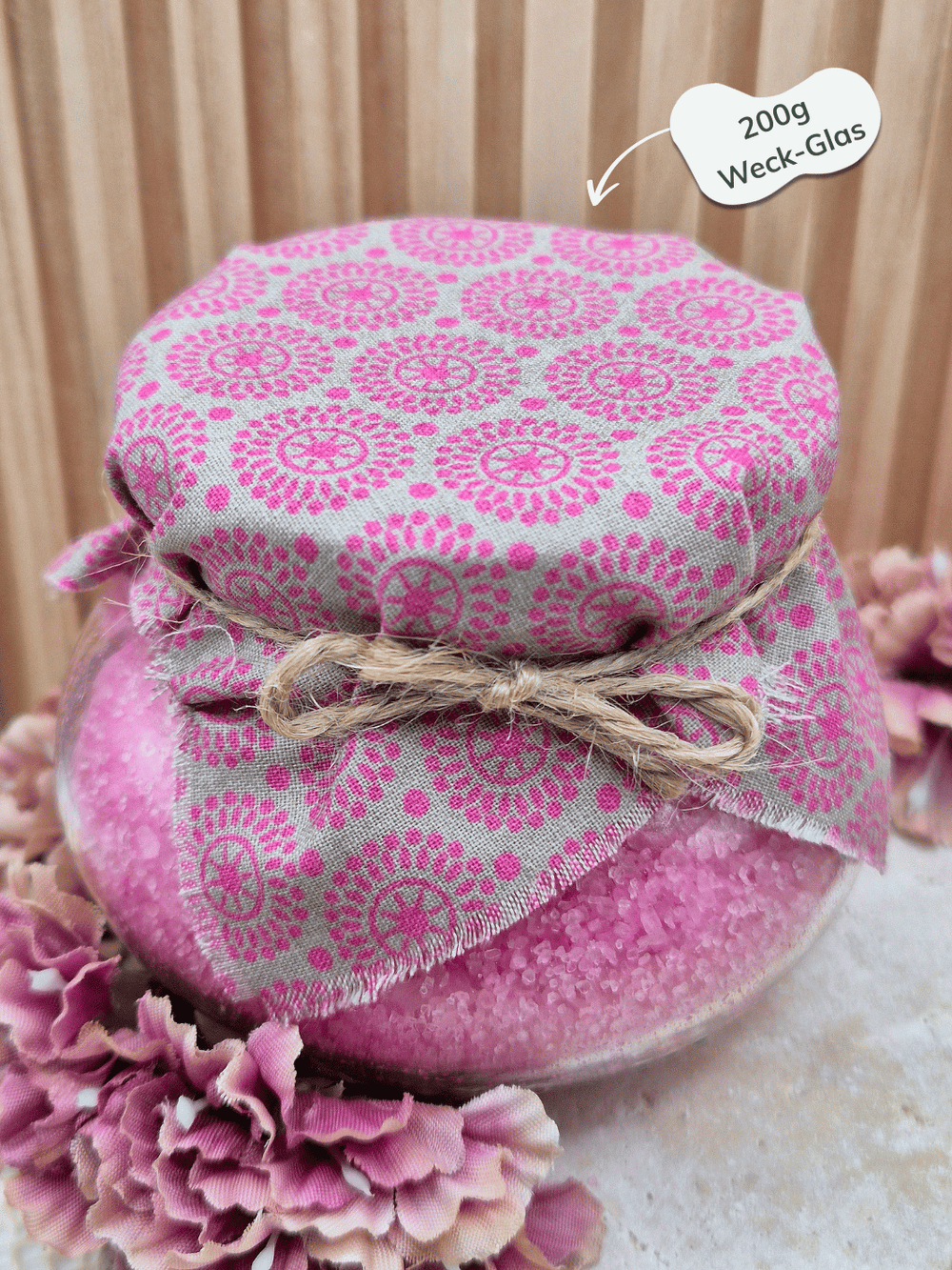 Süße, sonnengereifte Erdbeere tanzt
 auf prickelnder Champagner-Note. Handgemachtes Badesalz Erdbeer-Champagner – nachhaltiges, aromatisches Badegeschenk für Entspannung und Wellness