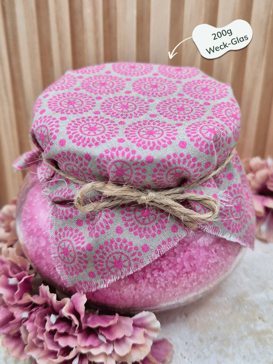 Süße, sonnengereifte Erdbeere tanzt
 auf prickelnder Champagner-Note. Handgemachtes Badesalz Erdbeer-Champagner – nachhaltiges, aromatisches Badegeschenk für Entspannung und Wellness