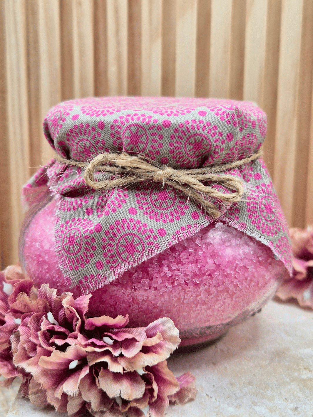 Süße, sonnengereifte Erdbeere tanzt
 auf prickelnder Champagner-Note. Handgemachtes Badesalz Erdbeer-Champagner – nachhaltiges, aromatisches Badegeschenk für Entspannung und Wellness