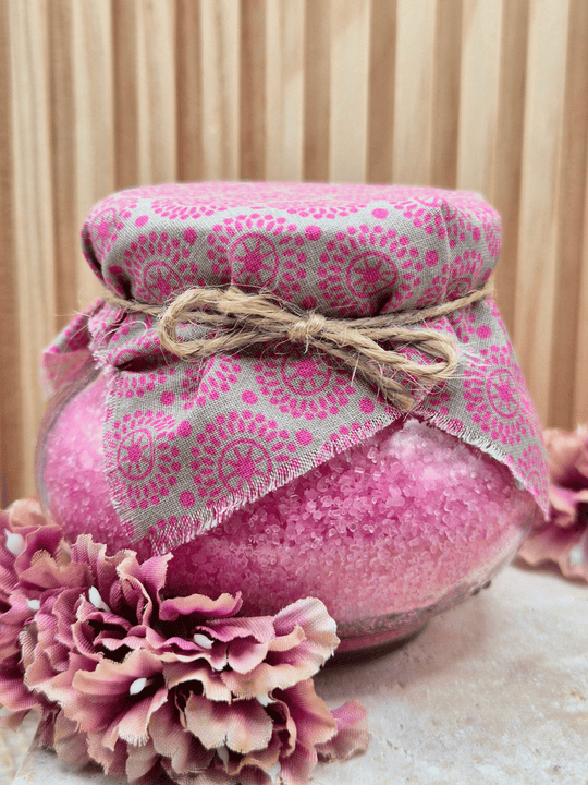 Süße, sonnengereifte Erdbeere tanzt
 auf prickelnder Champagner-Note. Handgemachtes Badesalz Erdbeer-Champagner – nachhaltiges, aromatisches Badegeschenk für Entspannung und Wellness