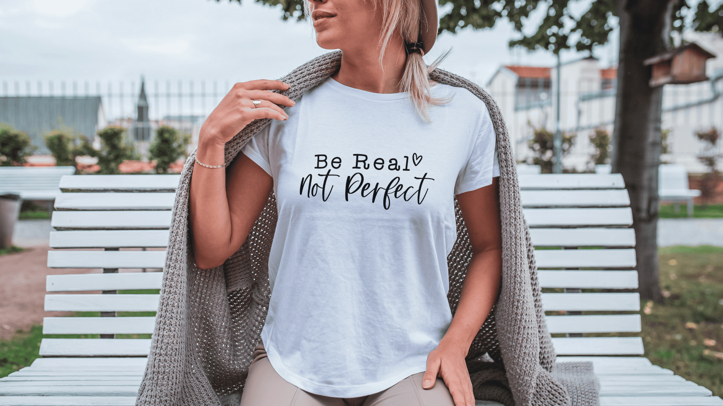 positiver Spruch T-Shirts | Frau auf Parkbank