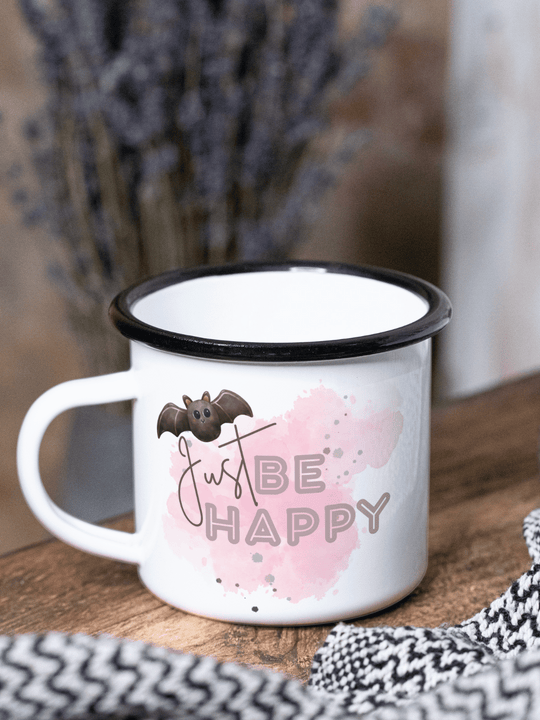 handgemachter Emaillebecher schwarz mit Motiv Be Happy rechts vom Henkel und Personalisierungsmöglichkeit - ideales Geschenk für Frauen