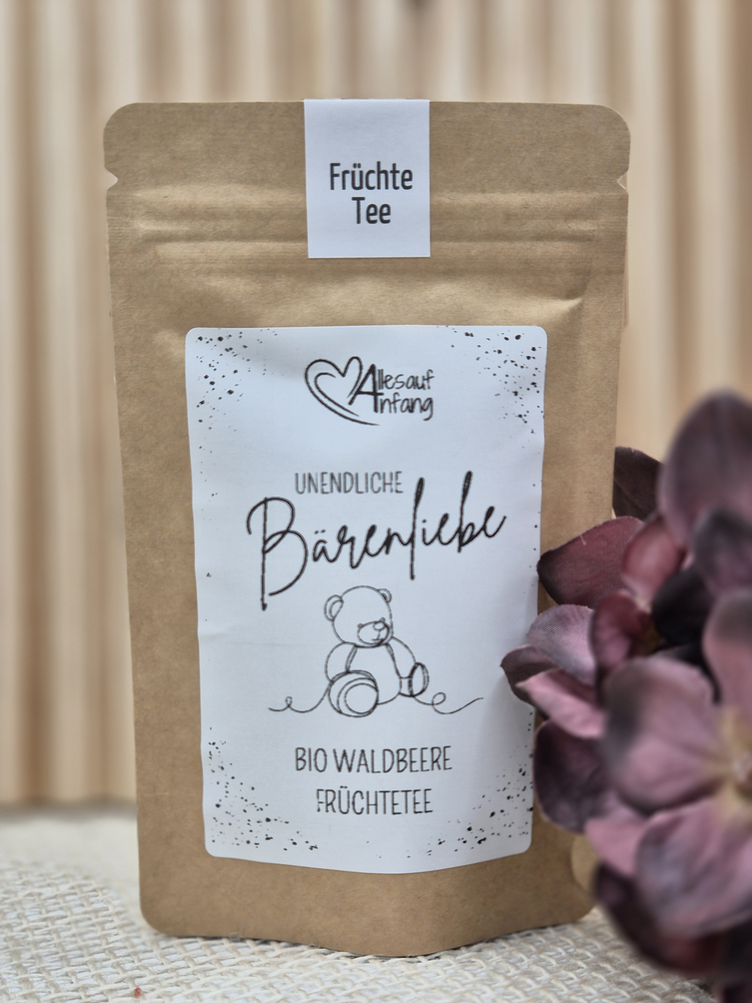 Bio-Waldbeere-Früchtetee – Etikett „unendliche Bärenliebe“, liebevoll & nachhaltig gestaltet bei Alles auf Anfang, Bedburg (NRW).