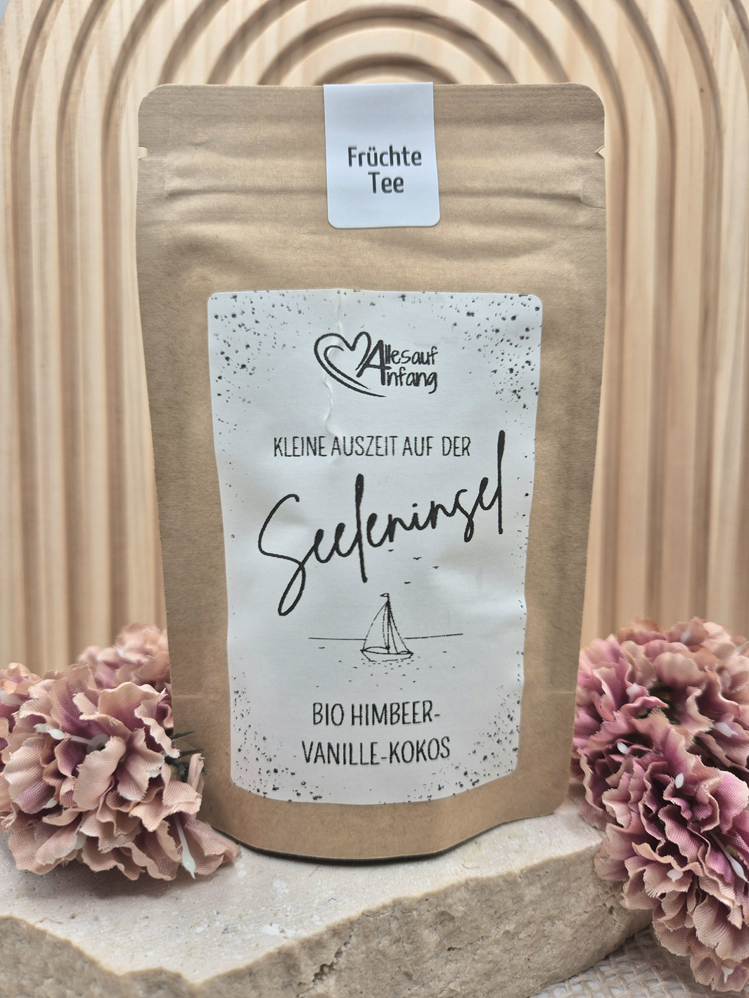 Bio-Himbeer-Kokos-Vanille Tee – Etikett „Kleine Auszeit auf der Seeleninsel“, Me-Time & Achtsamkeit, nachhaltig gestaltet in Bedburg (NRW).