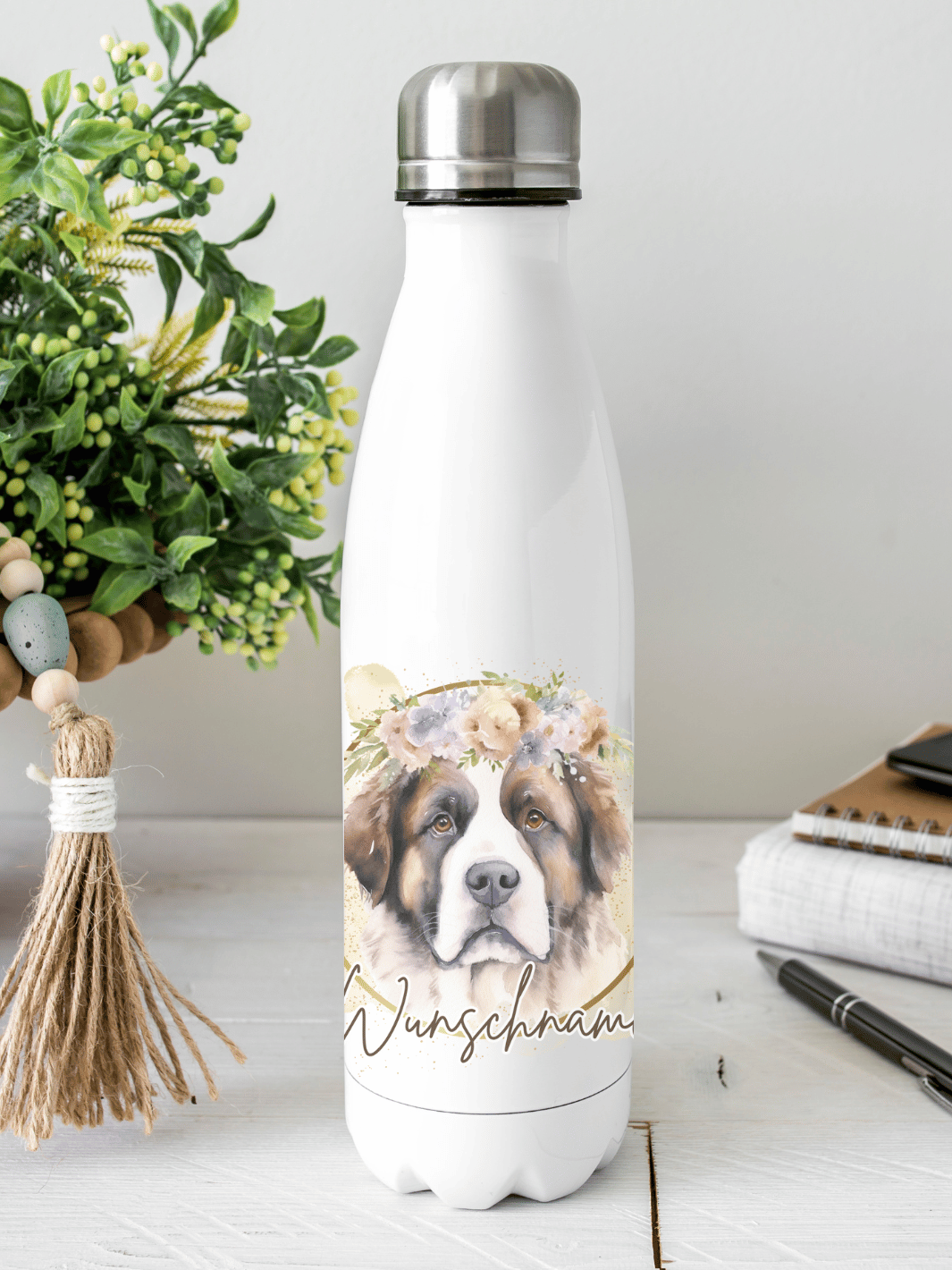 Nachhaltige, personalisierbare Edelstahl-Trinkflasche mit doppelwandiger Thermo-Isolierung, 350ml oder 500ml, auslaufsicher und BPA-frei, mit Bernhardiner-Motiv.  Nachhaltiges, personalisierbares Geschenk für Freundin oder deinen Lieblingsmenschen,  unterwegs, Schule, Büro oder Sport.
Tolle Geschenkideen bei Alles auf Anfang – Geschenke für Herz & Seele