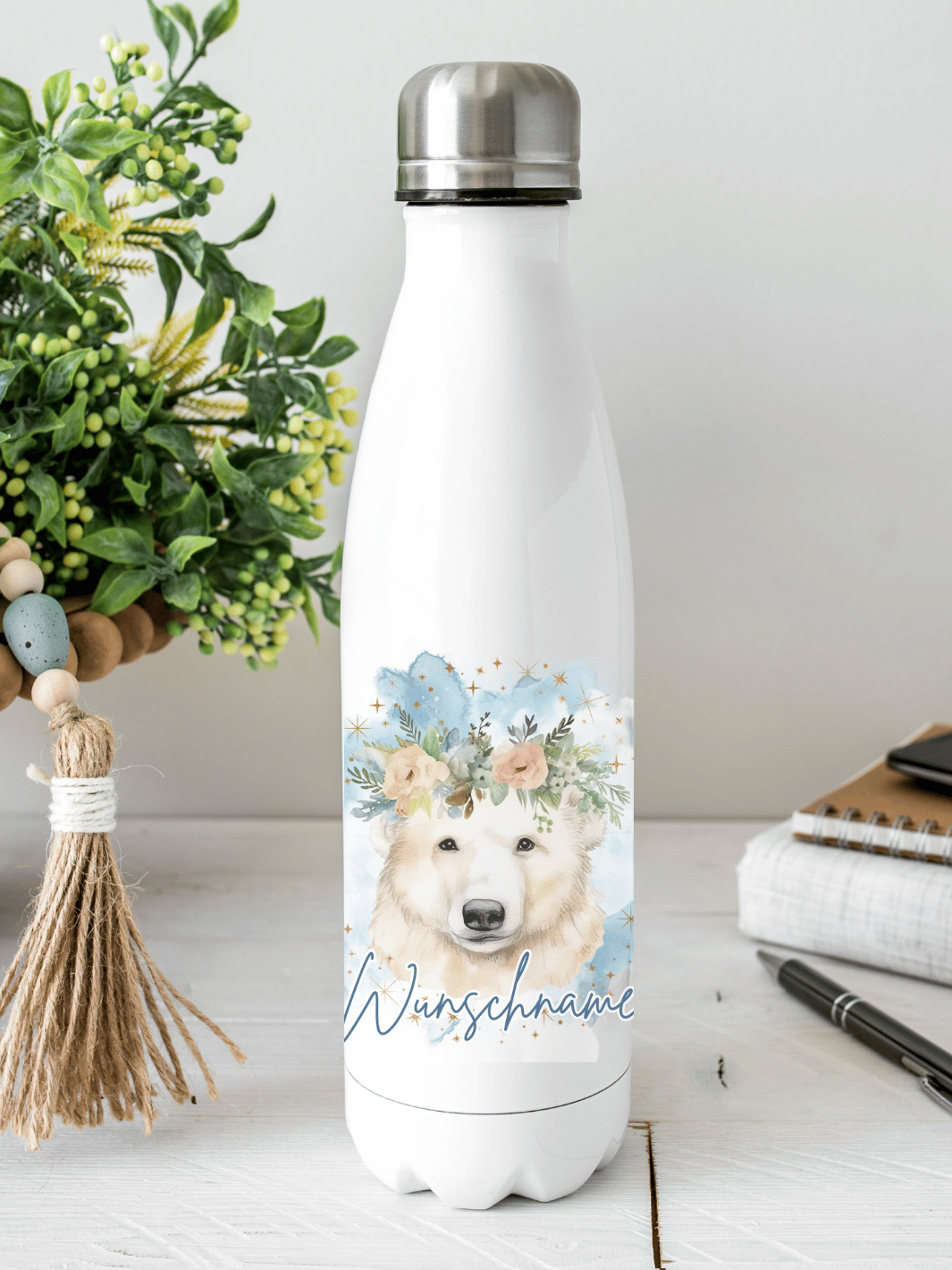 Nachhaltige, personalisierbare Edelstahl-Trinkflasche mit doppelwandiger Thermo-Isolierung, 350ml oder 500ml, auslaufsicher und BPA-frei, mit Eisbär-Motiv.  Nachhaltiges, personalisierbares Geschenk für Freundin oder deinen Lieblingsmenschen,  unterwegs, Schule, Büro oder Sport.
Tolle Geschenkideen bei Alles auf Anfang – Geschenke für Herz & Seele