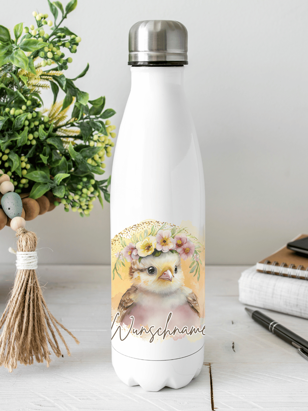 Nachhaltige, personalisierbare Edelstahl-Trinkflasche mit doppelwandiger Thermo-Isolierung, 350ml oder 500ml, auslaufsicher und BPA-frei, mit Küken-Motiv.  Nachhaltiges, personalisierbares Geschenk für Freundin oder deinen Lieblingsmenschen,  unterwegs, Schule, Büro oder Sport.
Tolle Geschenkideen bei Alles auf Anfang – Geschenke für Herz & Seele