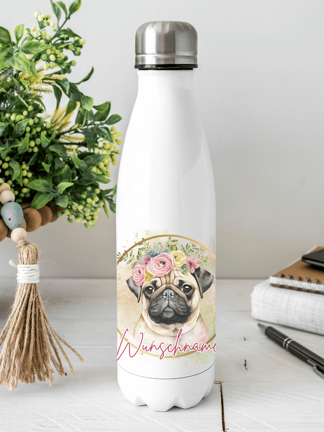 Nachhaltige, personalisierbare Edelstahl-Trinkflasche mit doppelwandiger Thermo-Isolierung, 350ml oder 500ml, auslaufsicher und BPA-frei, mit Mops-Motiv.  Nachhaltiges, personalisierbares Geschenk für Freundin oder deinen Lieblingsmenschen,  unterwegs, Schule, Büro oder Sport.
Tolle Geschenkideen bei Alles auf Anfang – Geschenke für Herz & Seele