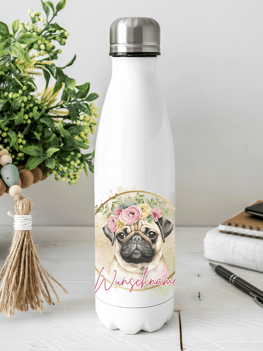 Nachhaltige, personalisierbare Edelstahl-Trinkflasche mit doppelwandiger Thermo-Isolierung, 350ml oder 500ml, auslaufsicher und BPA-frei, mit Mops-Motiv.  Nachhaltiges, personalisierbares Geschenk für Freundin oder deinen Lieblingsmenschen,  unterwegs, Schule, Büro oder Sport.
Tolle Geschenkideen bei Alles auf Anfang – Geschenke für Herz & Seele