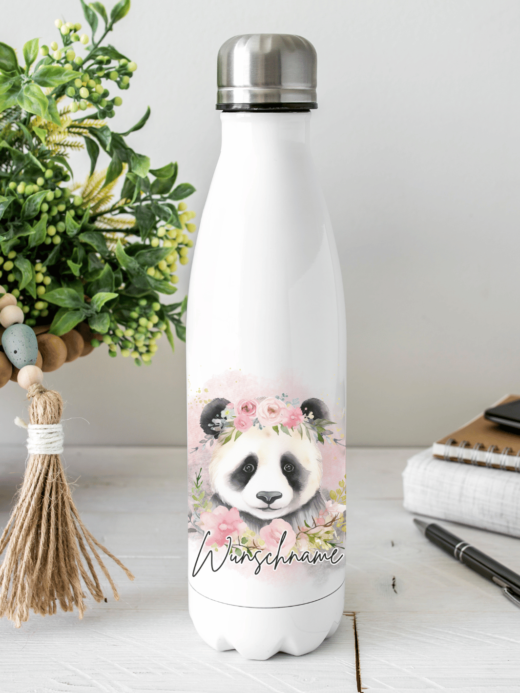 Nachhaltige, personalisierbare Edelstahl-Trinkflasche mit doppelwandiger Thermo-Isolierung, 350ml oder 500ml, auslaufsicher und BPA-frei, mit Panda-Motiv.  Nachhaltiges, personalisierbares Geschenk für Freundin oder deinen Lieblingsmenschen,  unterwegs, Schule, Büro oder Sport.
Tolle Geschenkideen bei Alles auf Anfang – Geschenke für Herz & Seele