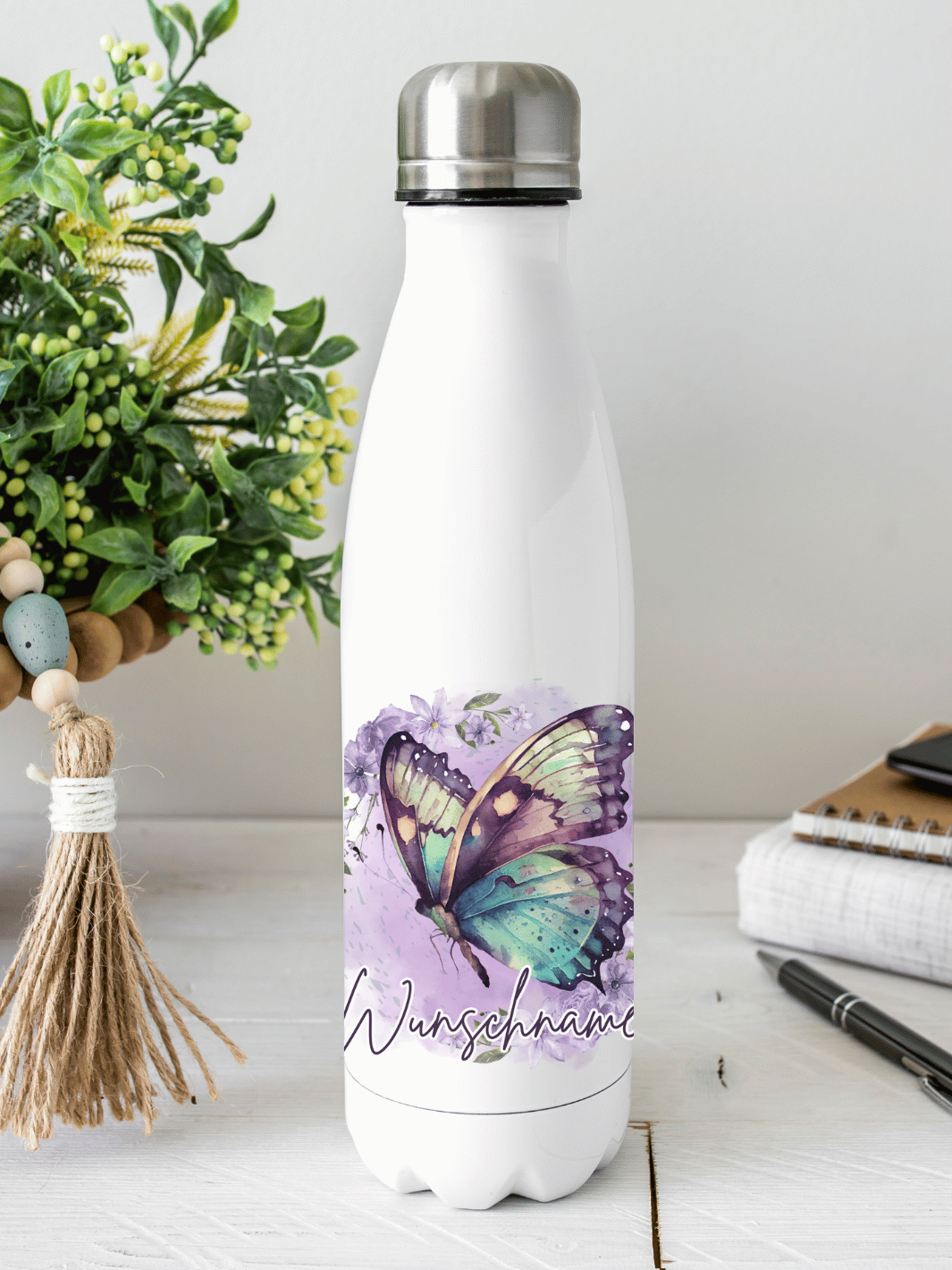 Nachhaltige, personalisierbare Edelstahl-Trinkflasche mit doppelwandiger Thermo-Isolierung, 350ml oder 500ml, auslaufsicher und BPA-frei, mit Schmetterling-Motiv.  Nachhaltiges, personalisierbares Geschenk für Freundin oder deinen Lieblingsmenschen,  unterwegs, Schule, Büro oder Sport.
Tolle Geschenkideen bei Alles auf Anfang – Geschenke für Herz & Seele
