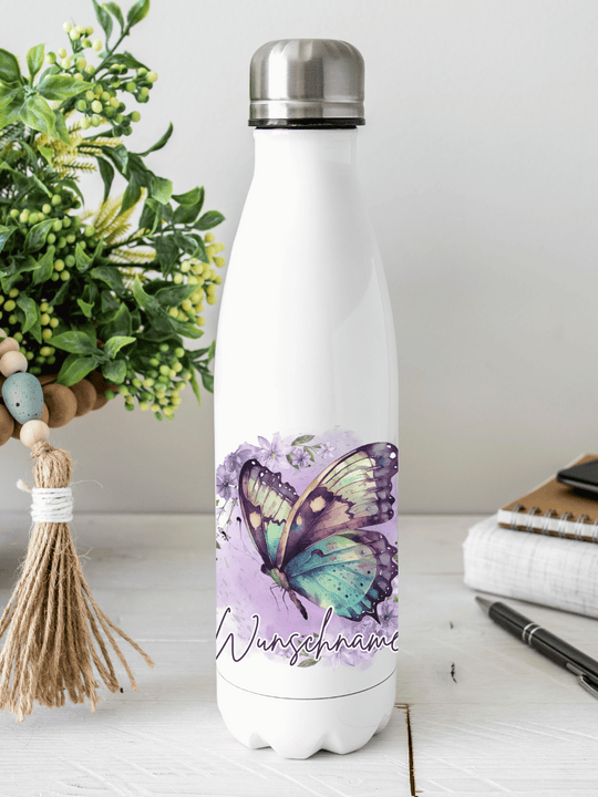 Nachhaltige, personalisierbare Edelstahl-Trinkflasche mit doppelwandiger Thermo-Isolierung, 350ml oder 500ml, auslaufsicher und BPA-frei, mit Schmetterling-Motiv.  Nachhaltiges, personalisierbares Geschenk für Freundin oder deinen Lieblingsmenschen,  unterwegs, Schule, Büro oder Sport.
Tolle Geschenkideen bei Alles auf Anfang – Geschenke für Herz & Seele