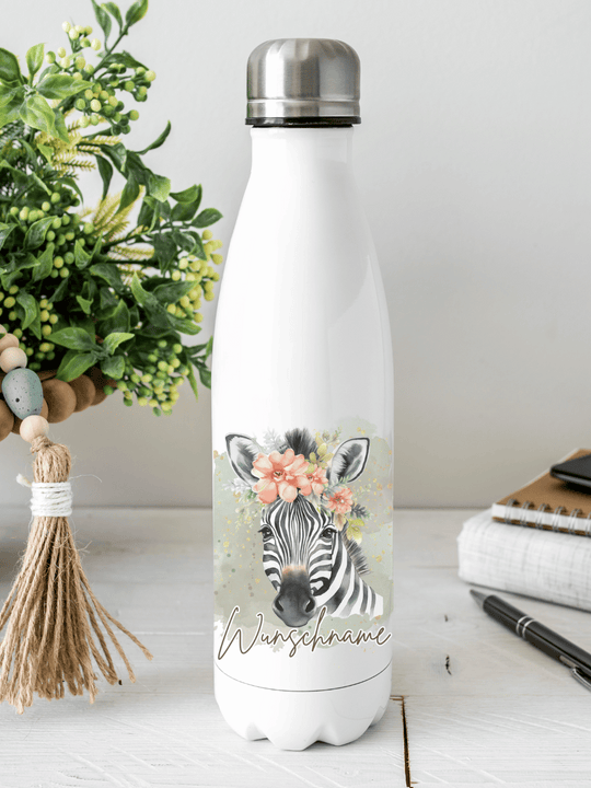 Nachhaltige, personalisierbare Edelstahl-Trinkflasche mit doppelwandiger Thermo-Isolierung, 350ml oder 500ml, auslaufsicher und BPA-frei, mit Zebra-Motiv.  Nachhaltiges, personalisierbares Geschenk für Freundin oder deinen Lieblingsmenschen,  unterwegs, Schule, Büro oder Sport.
Tolle Geschenkideen bei Alles auf Anfang – Geschenke für Herz & Seele