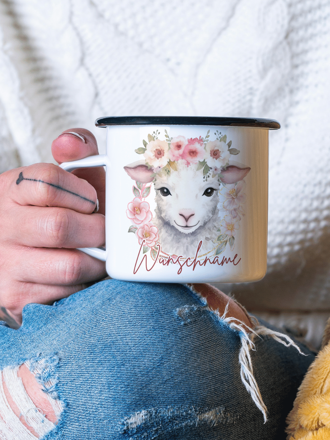 handgemachter, personalisierter Emaillebecher schwarzer Rand mit Motiv "Schaf" - ideales Geschenk für Frauen
