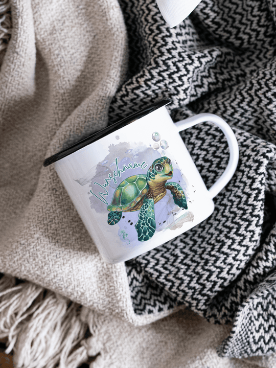 handgemachter, personalisierter Emaillebecher mit schwarzem Rand und Motiv Schildkröte als Geschenk für Frauen und Kinder
