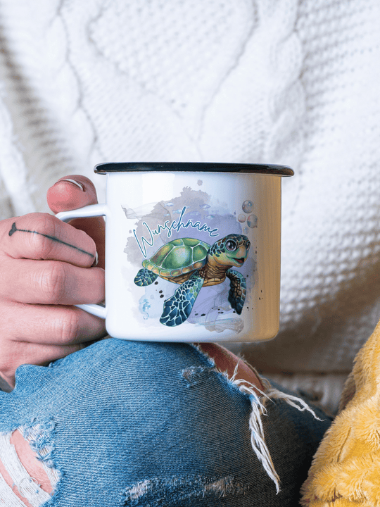handgemachter, personalisierter Emaillebecher mit schwarzem Rand und Motiv Schildkröte als Geschenk für Frauen und Kinder