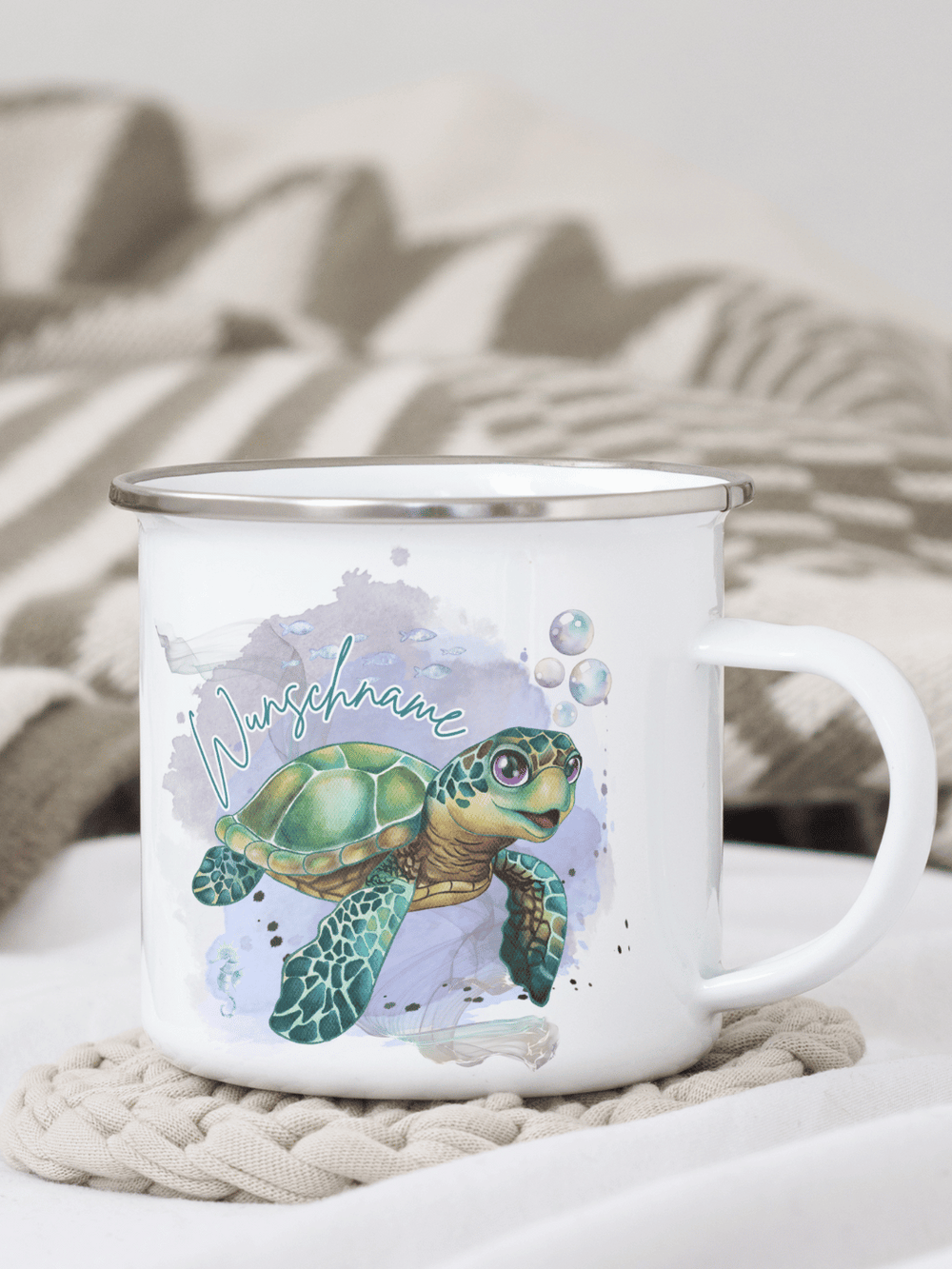 handgemachter, personalisierter Emaillebecher mit silbernem Rand und Motiv Schildkröte als Geschenk für Frauen und Kinder
