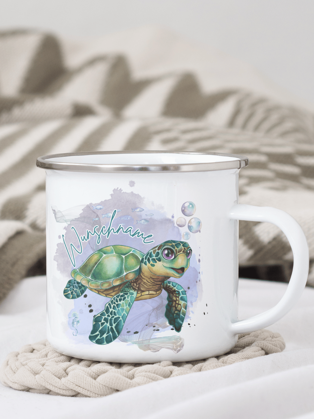 handgemachter, personalisierter Emaillebecher mit silbernem Rand und Motiv Schildkröte als Geschenk für Frauen und Kinder