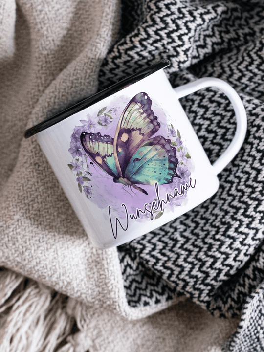 handgemachter, personalisierter Emaillebecher mit Motiv Schmetterling als Geschenk für Frauen und Kinder