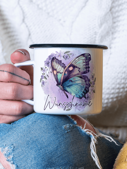 handgemachter, personalisierter Emaillebecher mit Motiv Schmetterling als Geschenk für Frauen und Kinder