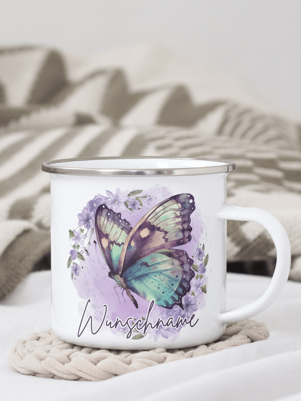 handgemachter, personalisierter Emaillebecher mit Motiv Schmetterling als Geschenk für Frauen und Kinder