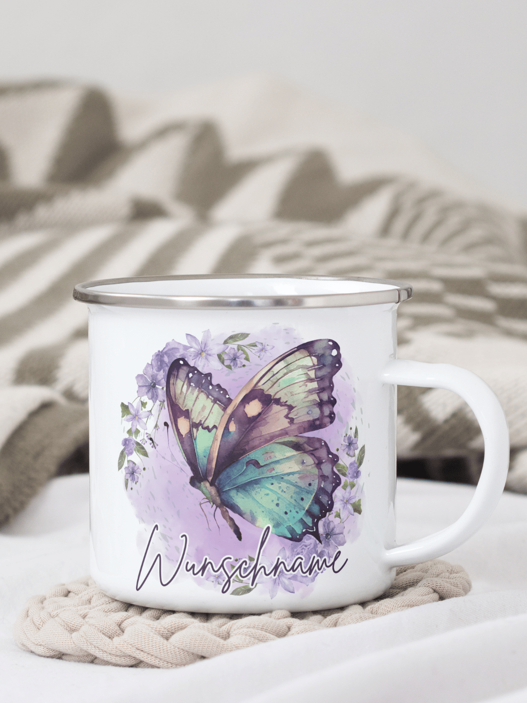 handgemachter, personalisierter Emaillebecher mit Motiv Schmetterling als Geschenk für Frauen und Kinder