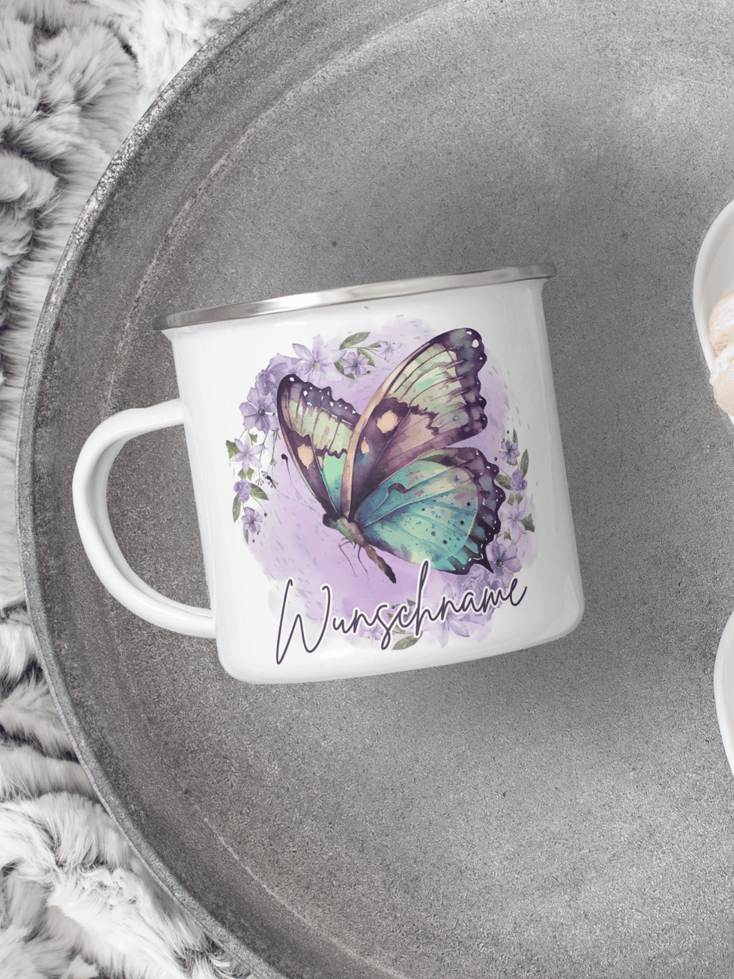 handgemachter, personalisierter Emaillebecher mit Motiv Schmetterling als Geschenk für Frauen und Kinder
