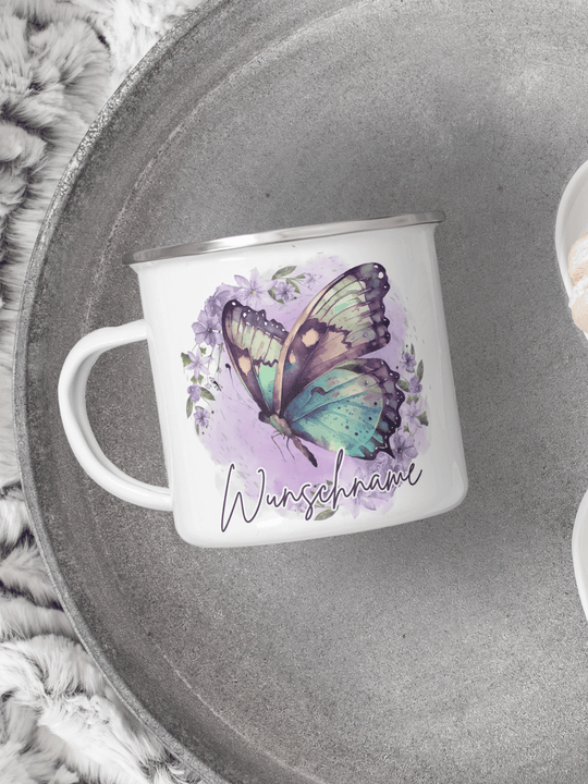 handgemachter, personalisierter Emaillebecher mit Motiv Schmetterling als Geschenk für Frauen und Kinder