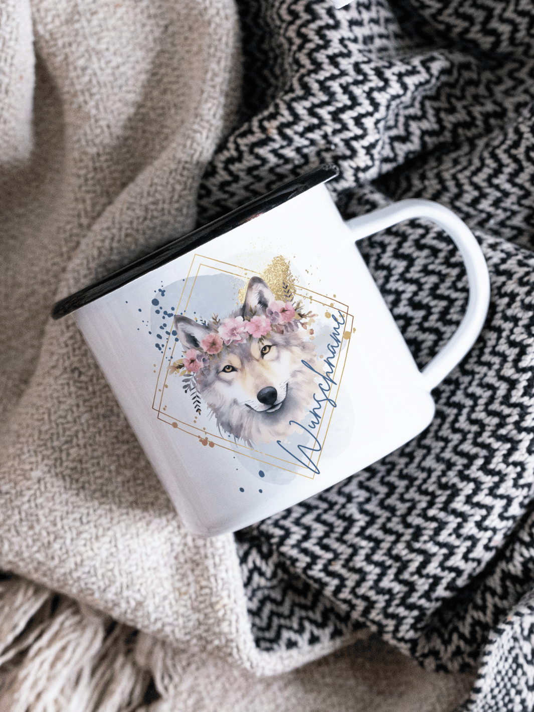 handgemachter, personalisierter Emaillebecher schwarz mit Motiv "Wolf"  - ideales Geschenk für Frauen