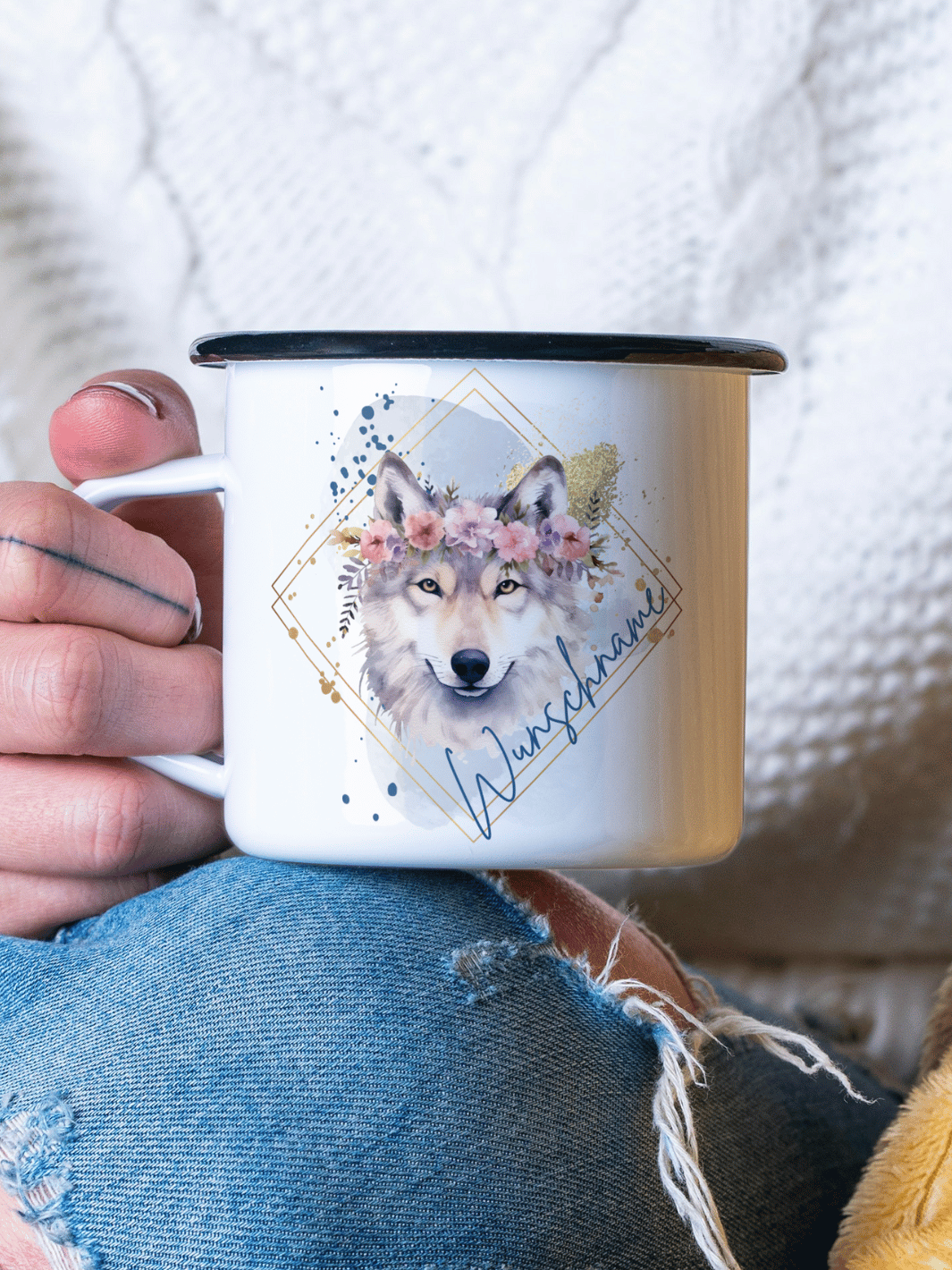 handgemachter, personalisierter Emaillebecher schwarz mit Motiv "Wolf"  - ideales Geschenk für Frauen