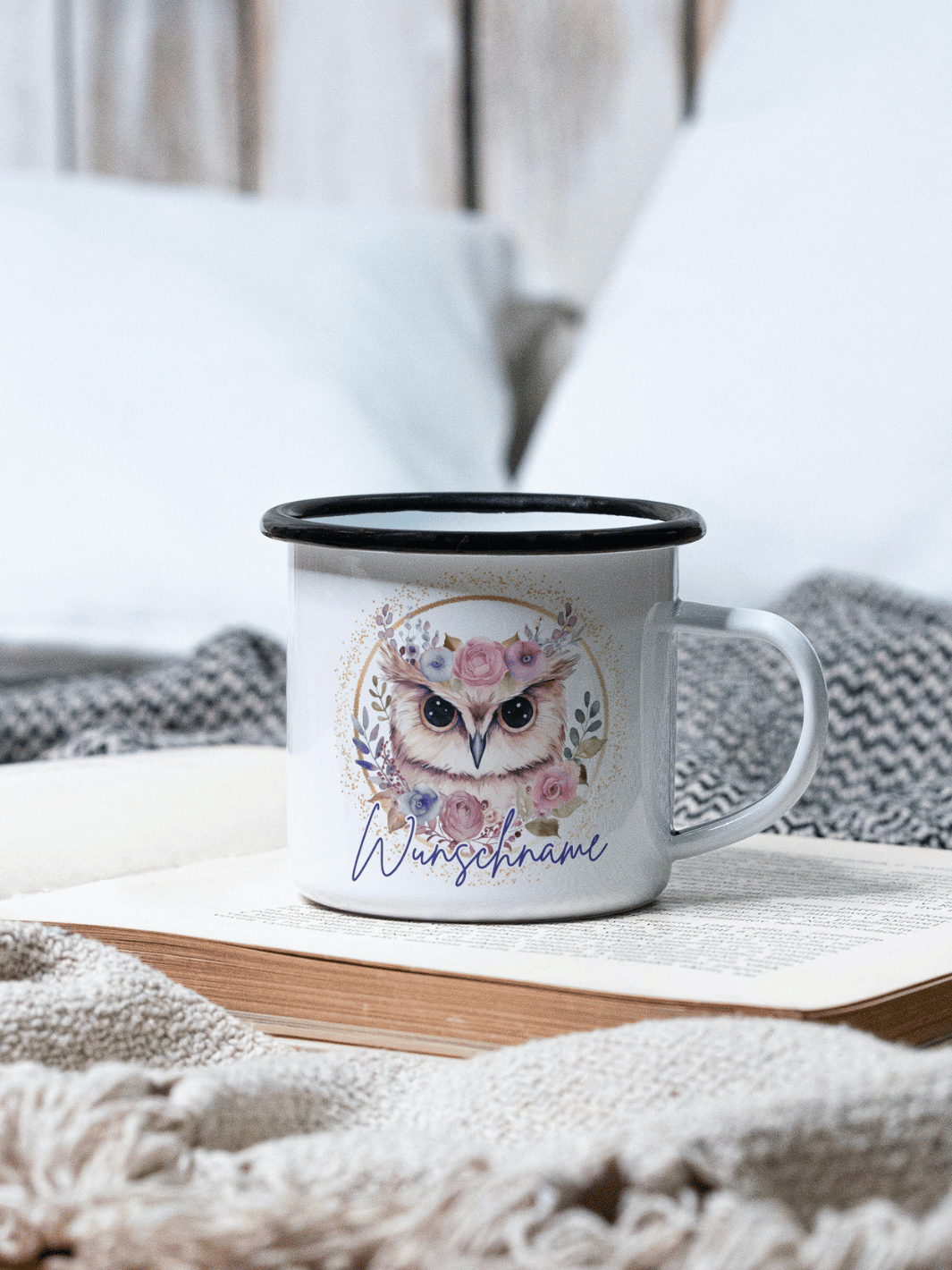 handgemachter, personalisierter Emaillebecher schwarz mit Motiv "Eule" links vom Henkel  - ideales Geschenk für Frauen