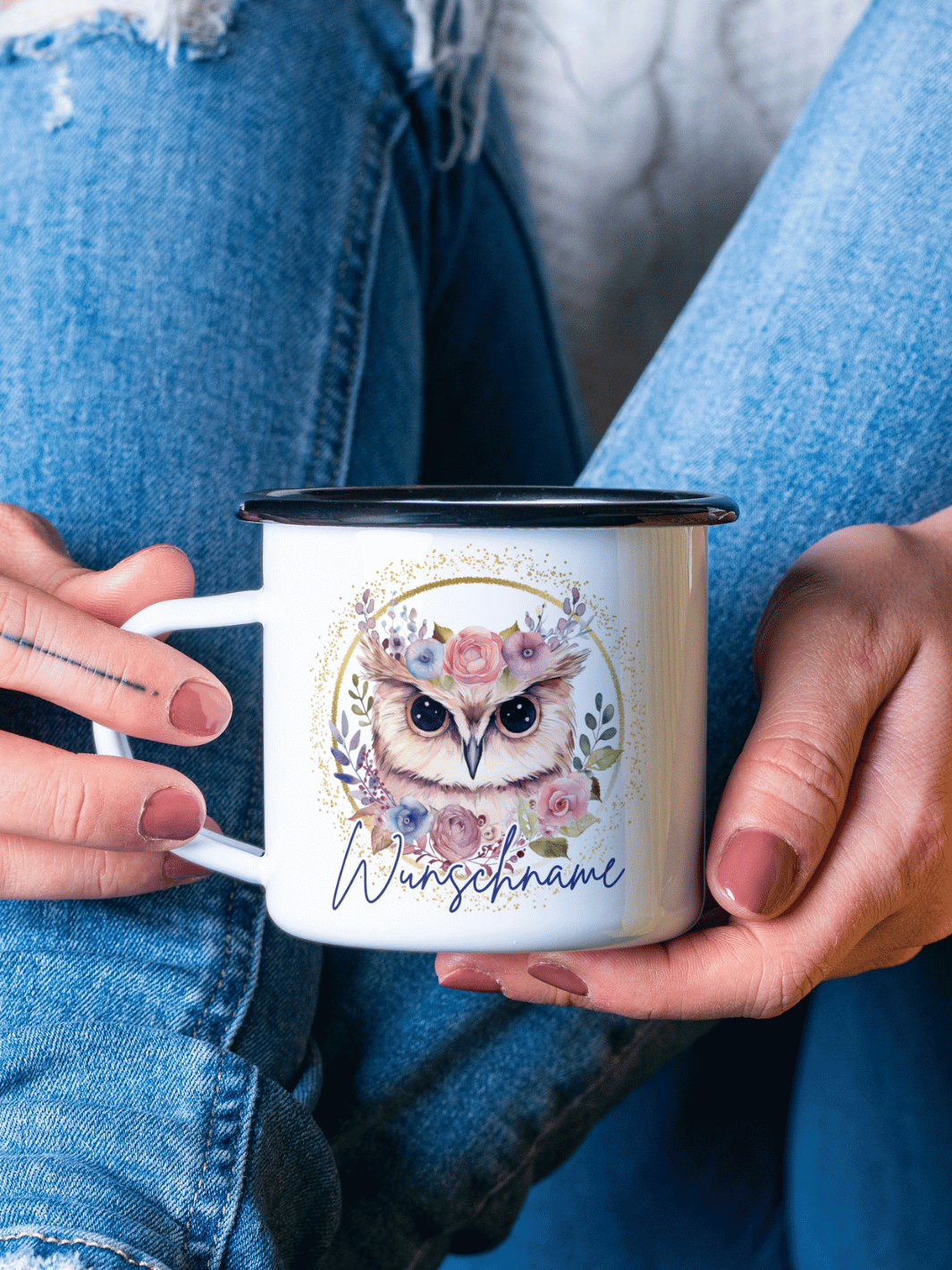 handgemachter, personalisierter Emaillebecher schwarz mit Motiv "Eule" rechts vom Henkel  - ideales Geschenk für Frauen