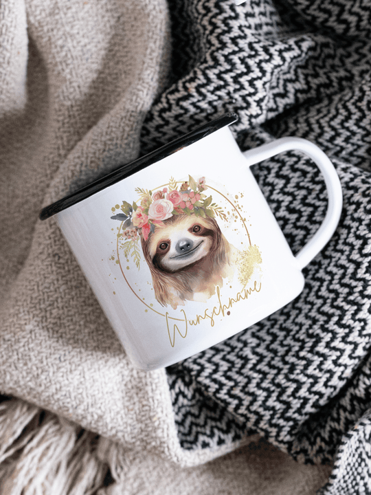 handgemachter, personalisierter Emaillebecher schwarz mit Motiv "Faultier" links vom Henkel  - ideales Geschenk für Frauen