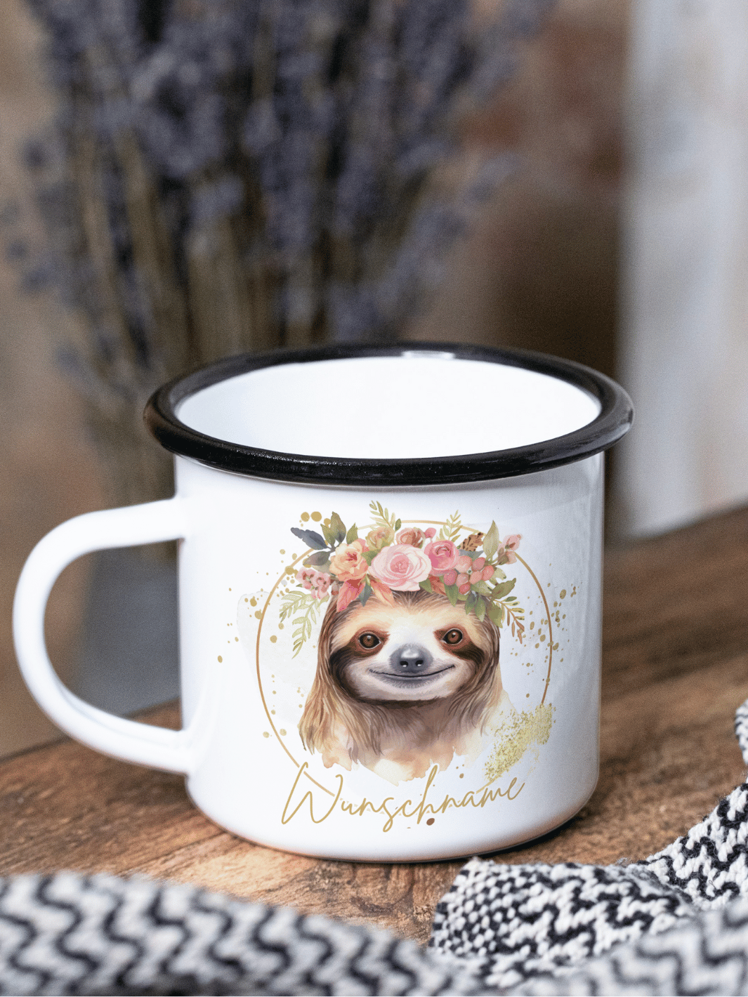 handgemachter, personalisierter Emaillebecher schwarz mit Motiv "Faultier" rechts vom Henkel  - ideales Geschenk für Frauen