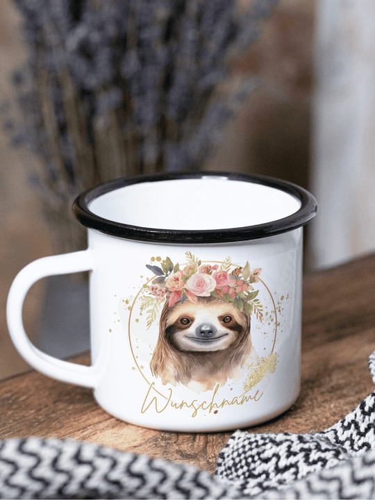 handgemachter, personalisierter Emaillebecher schwarz mit Motiv "Faultier" rechts vom Henkel  - ideales Geschenk für Frauen