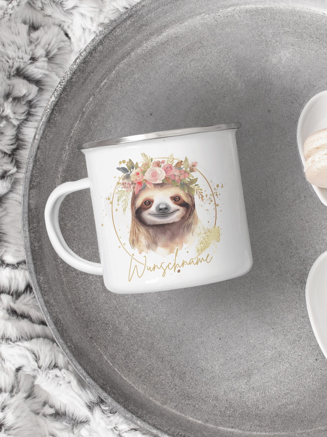 handgemachter, personalisierter Emaillebecher silber mit Motiv "Faultier" rechts vom Henkel  - ideales Geschenk für Frauen