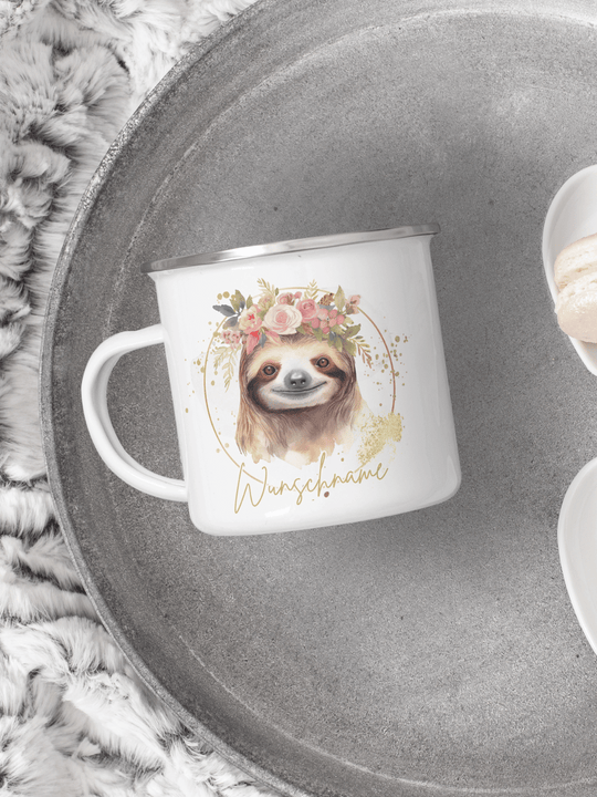 handgemachter, personalisierter Emaillebecher silber mit Motiv "Faultier" rechts vom Henkel  - ideales Geschenk für Frauen