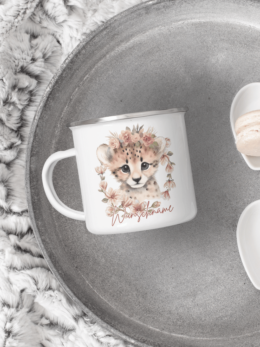 handgemachter, personalisierter Emaillebecher silber mit Motiv "Gepard" rechts vom Henkel  - ideales Geschenk für Frauen