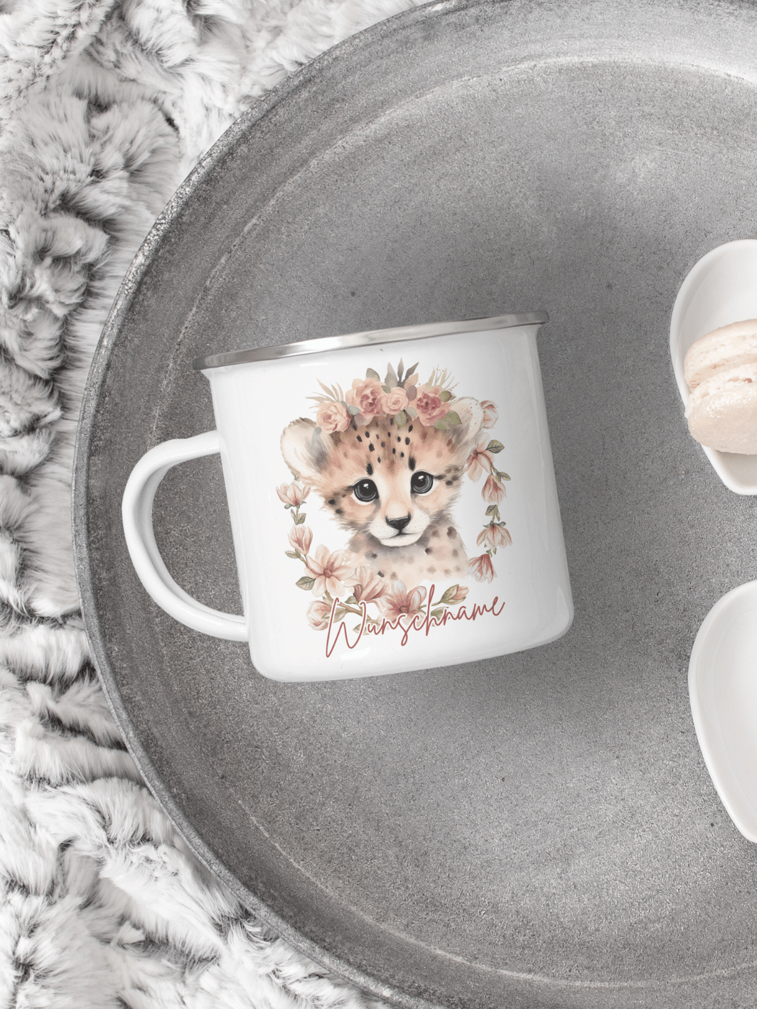 handgemachter, personalisierter Emaillebecher silber mit Motiv "Gepard" rechts vom Henkel  - ideales Geschenk für Frauen