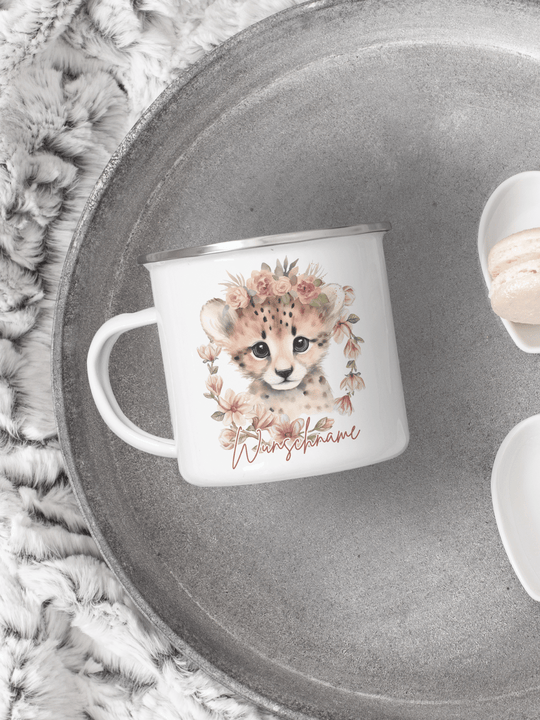 handgemachter, personalisierter Emaillebecher silber mit Motiv "Gepard" rechts vom Henkel  - ideales Geschenk für Frauen