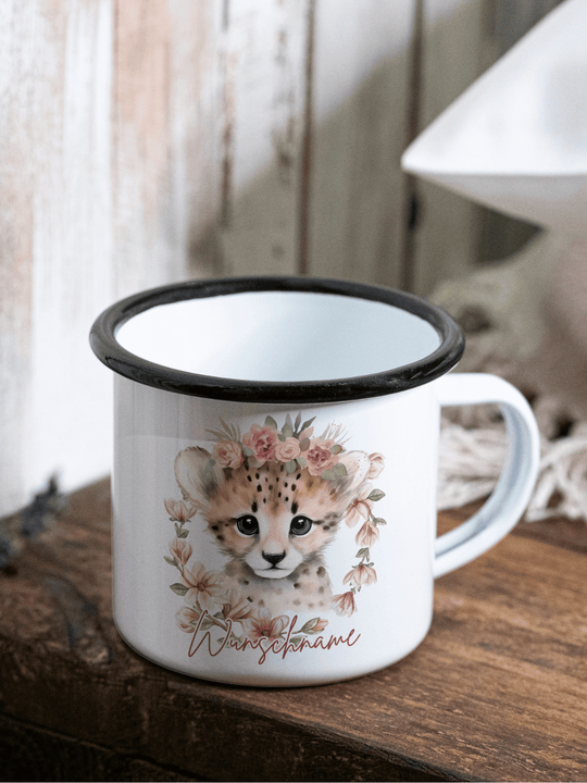 handgemachter, personalisierter Emaillebecher schwarz mit Motiv "Gepard" links vom Henkel  - ideales Geschenk für Frauen