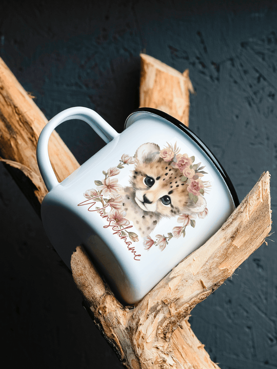 handgemachter, personalisierter Emaillebecher schwarz mit Motiv "Gepard"rechts vom Henkel  - ideales Geschenk für Frauen