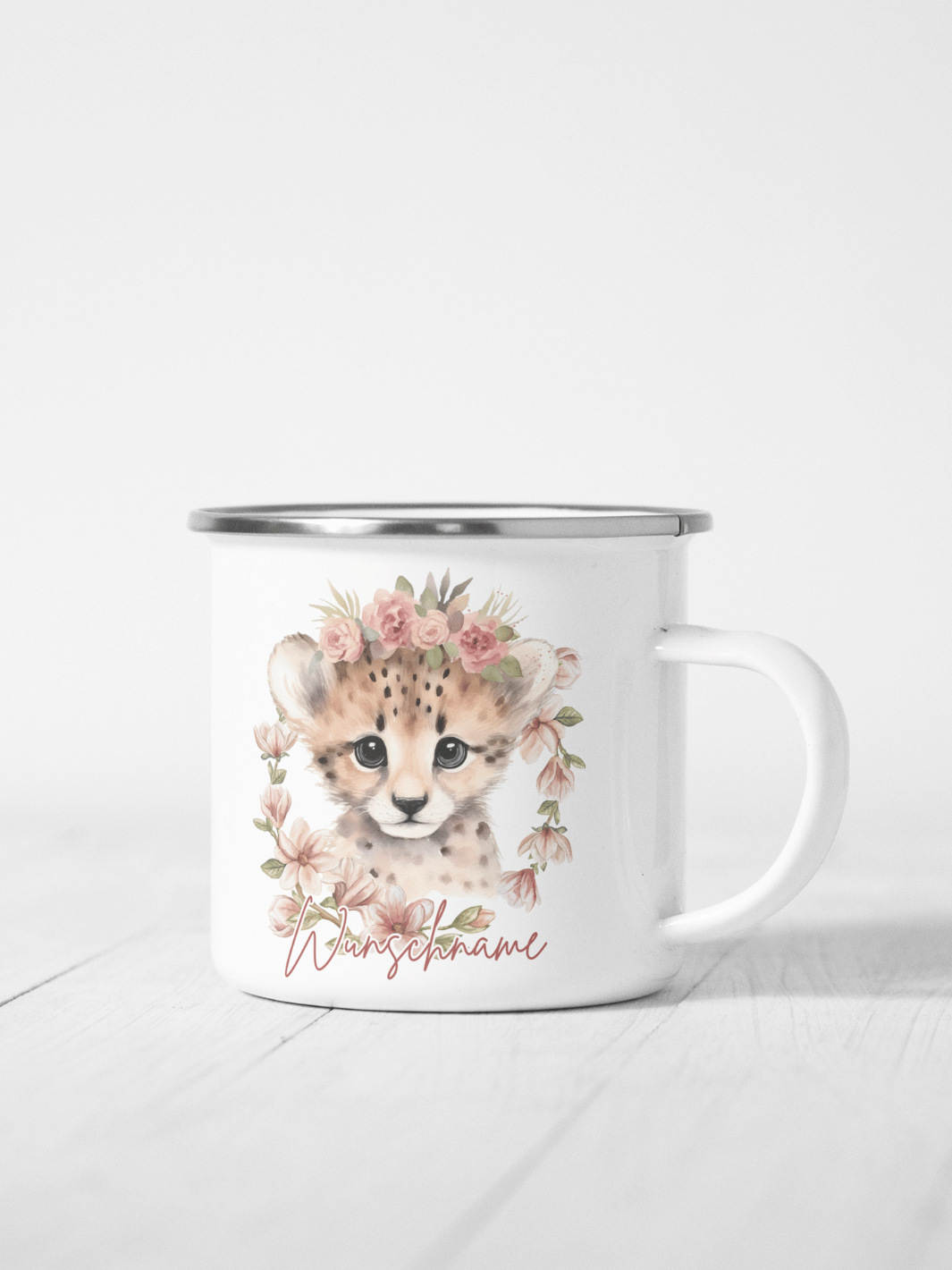 handgemachter, personalisierter Emaillebecher silber mit Motiv "Gepard" links vom Henkel  - ideales Geschenk für Frauen