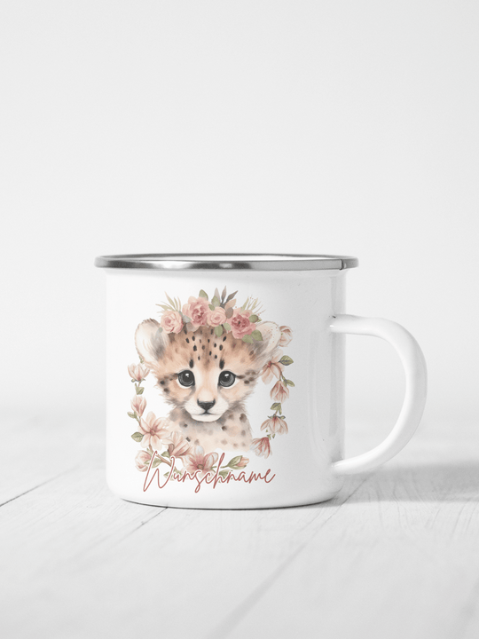 handgemachter, personalisierter Emaillebecher silber mit Motiv "Gepard" links vom Henkel  - ideales Geschenk für Frauen