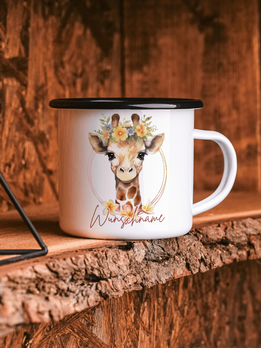 handgemachter, personalisierter Emaillebecher schwarz mit Motiv "Giraffe" links vom Henkel  - ideales Geschenk für Frauen