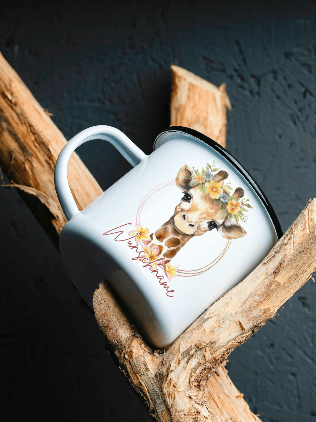 handgemachter, personalisierter Emaillebecher schwarz mit Motiv "Giraffe" rechts vom Henkel  - ideales Geschenk für Frauen