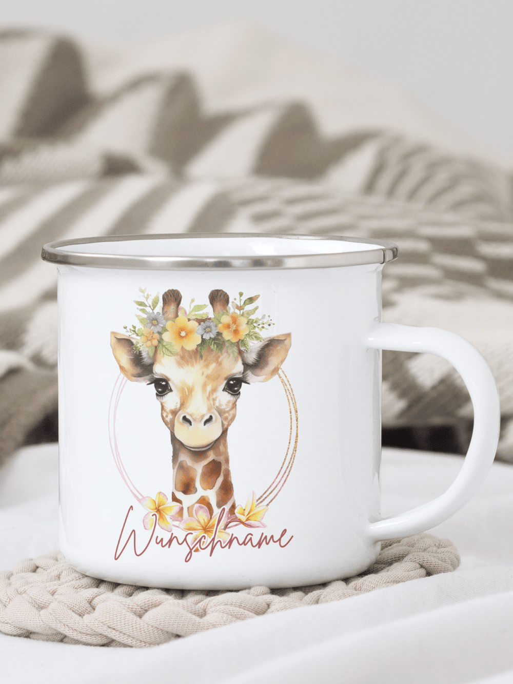 handgemachter, personalisierter Emaillebecher silber mit Motiv "Giraffe" links vom Henkel  - ideales Geschenk für Frauen