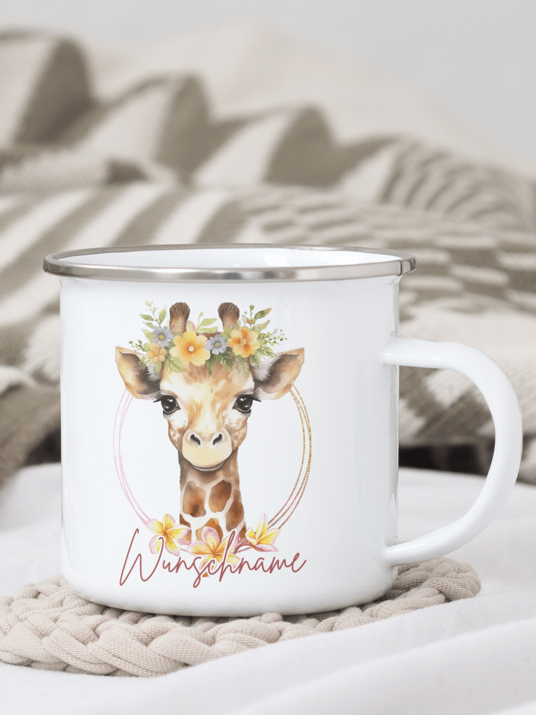 handgemachter, personalisierter Emaillebecher silber mit Motiv "Giraffe" links vom Henkel  - ideales Geschenk für Frauen