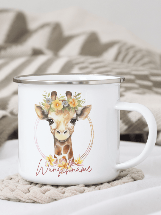 handgemachter, personalisierter Emaillebecher silber mit Motiv "Giraffe" links vom Henkel  - ideales Geschenk für Frauen